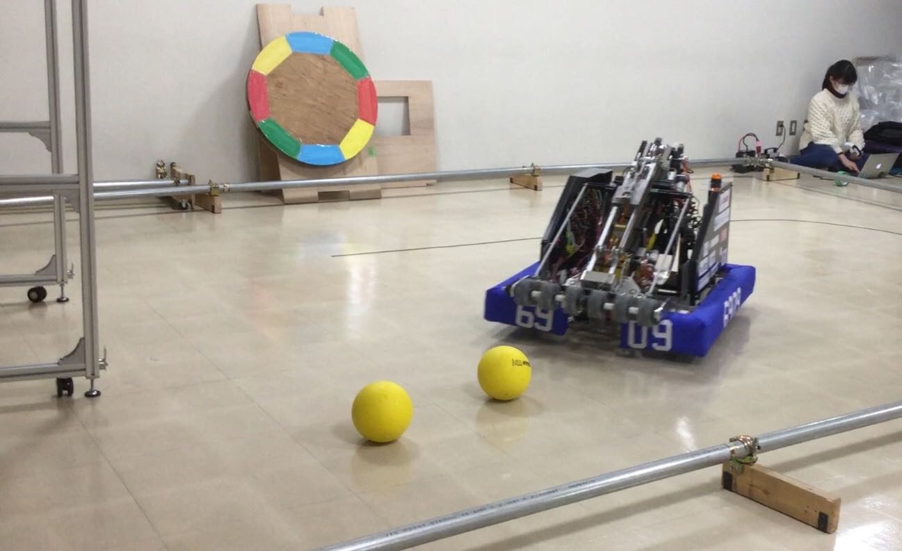 柵の中のボールとロボット